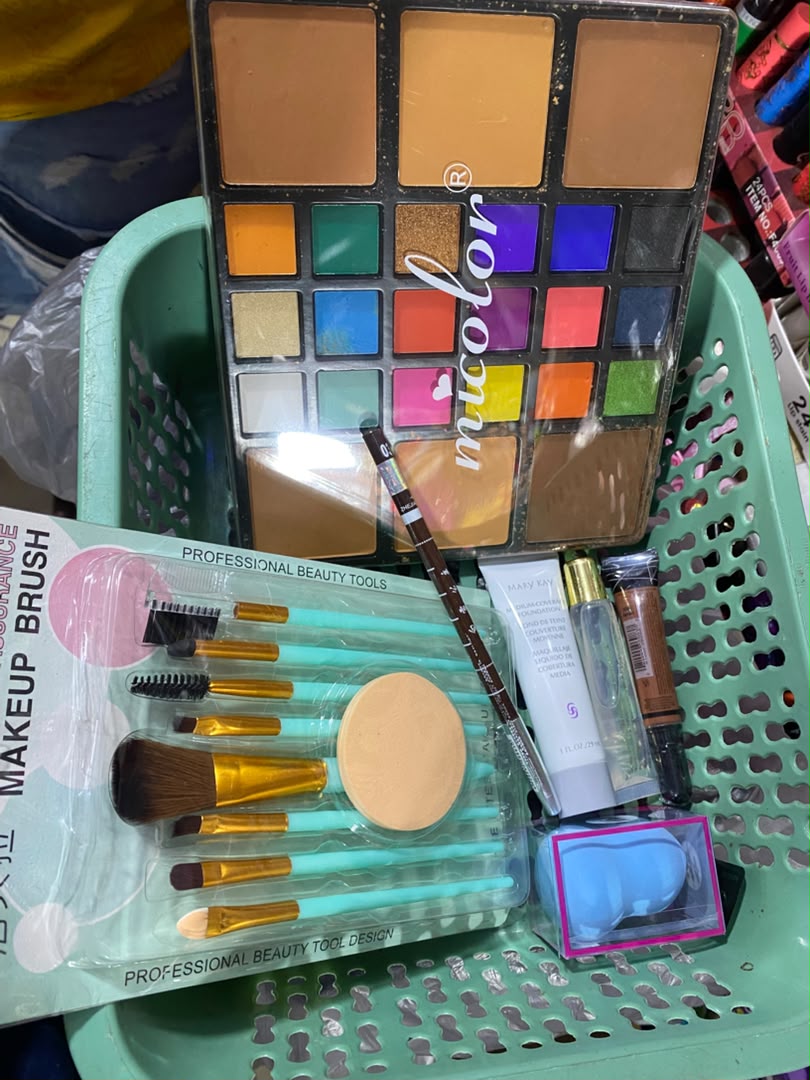 Simple 110 Cedis Beginner Makeup Set